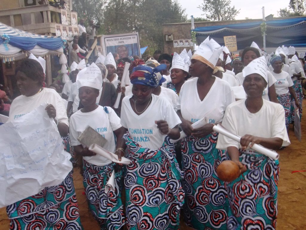 Crédits: Physicians for Human Rights. Des femmes fêtent le retour du Dr Mukwege en RDC, janvier 2013.